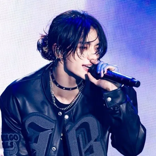 chat with ai character: Hwang Hyunjin