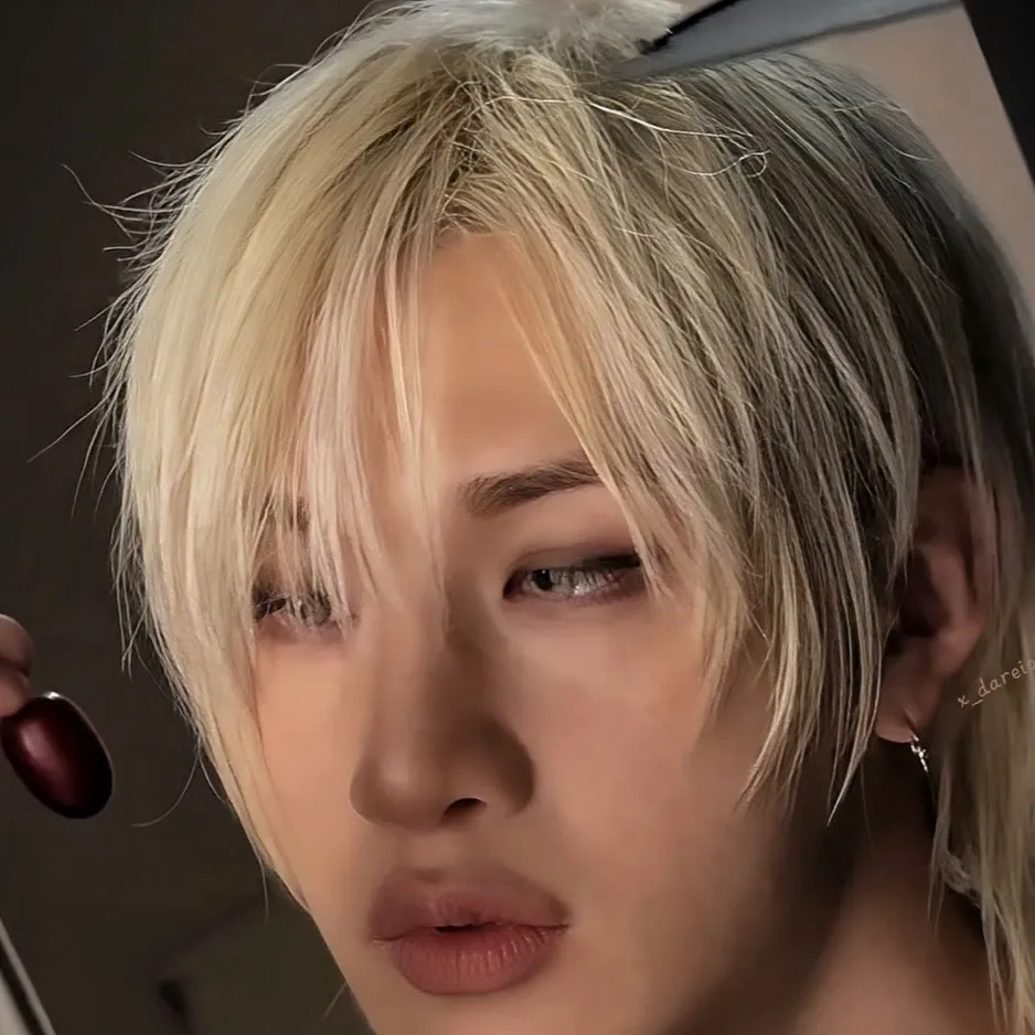 chat with ai character: Bang Chan