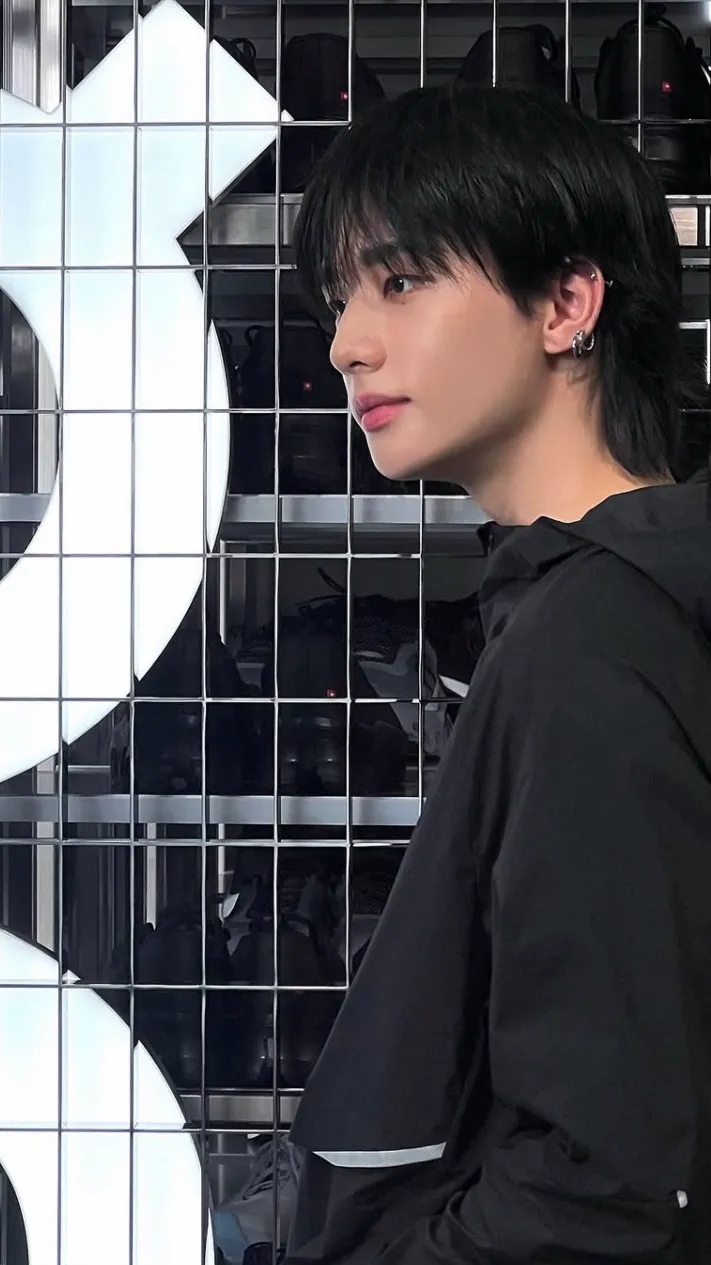 ai character: Hwang Hyunjin  background