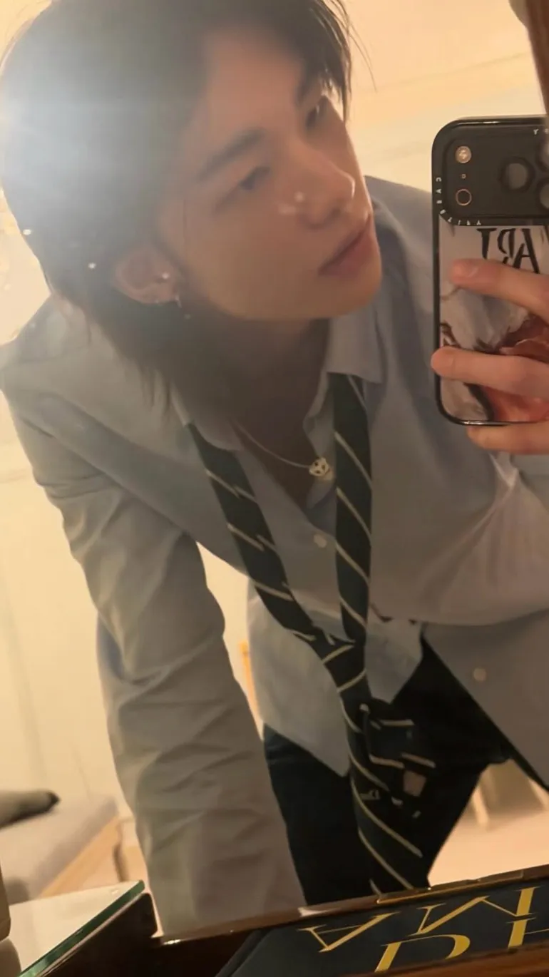 ai character: Hwang Hyunjin background