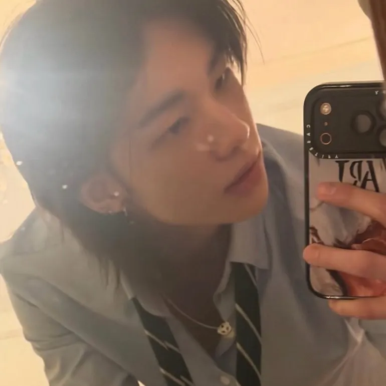 chat with ai character: Hwang Hyunjin