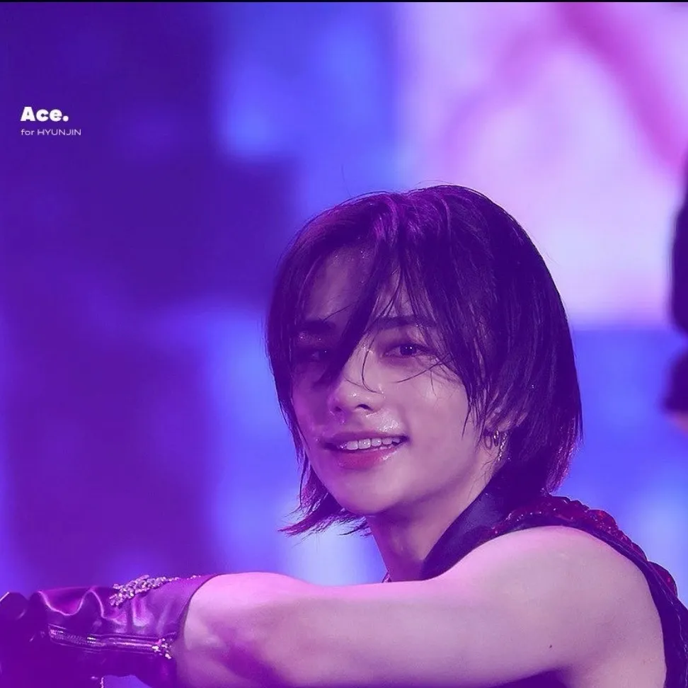 chat with ai character: Hwang Hyunjin 