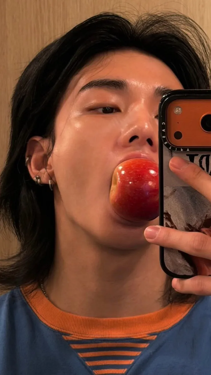 ai character: Hwang Hyunjin  background