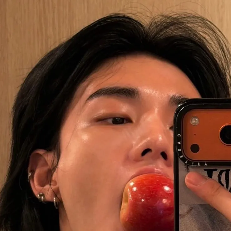 chat with ai character: Hwang Hyunjin 