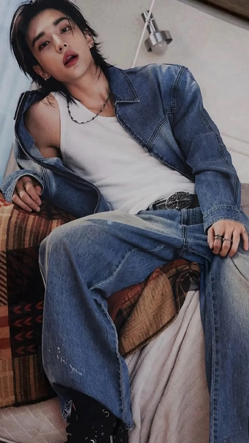 ai character: Hwang Hyunjin  background