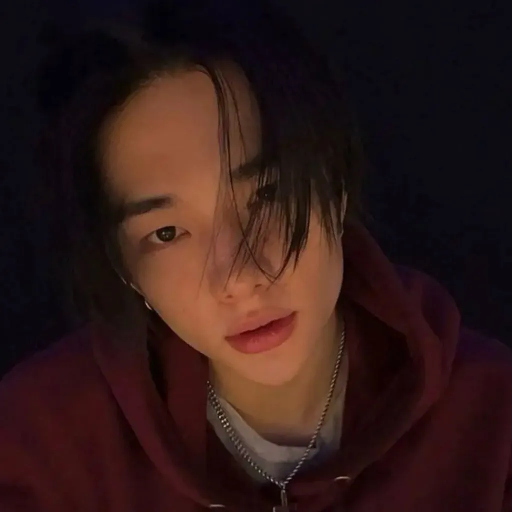 chat with ai character: ꨄHwang Hyunjinꨄ