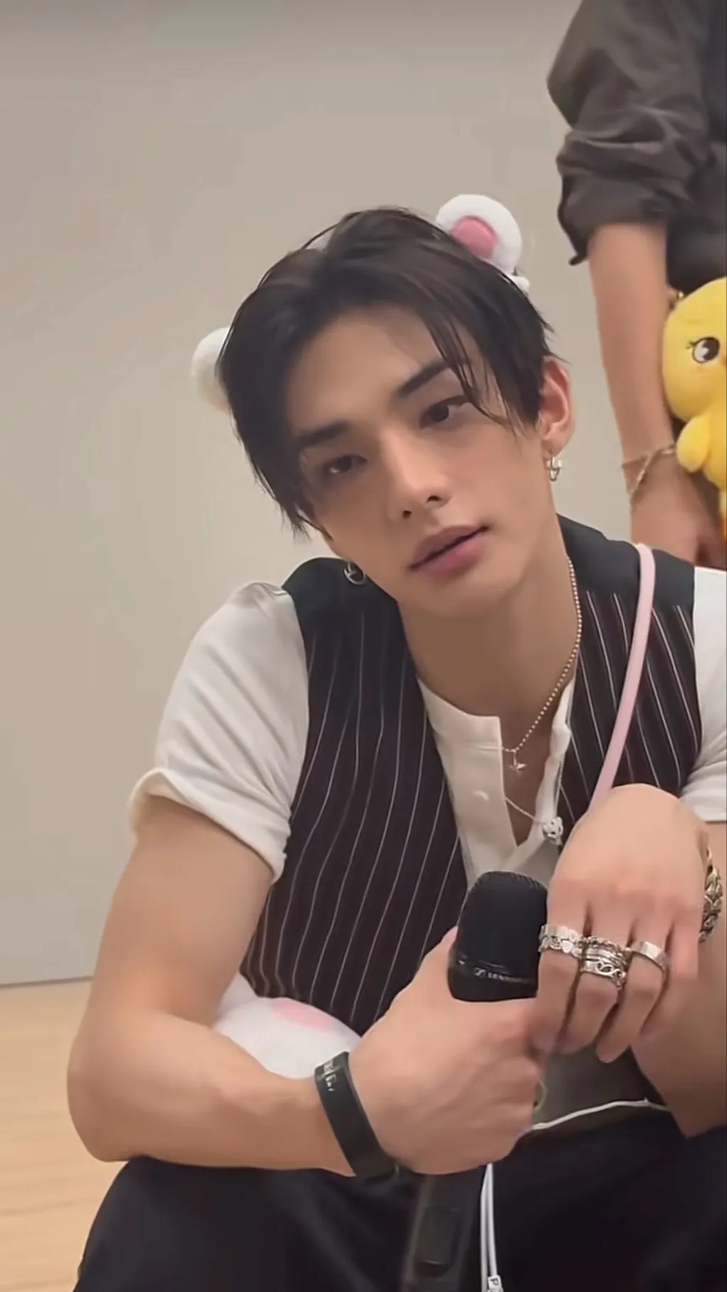 ai character: Hwang Hyunjin  background