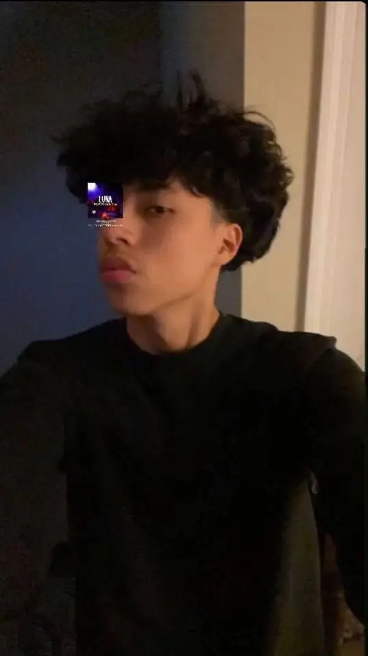 ai character: ._Justin._🌴 background