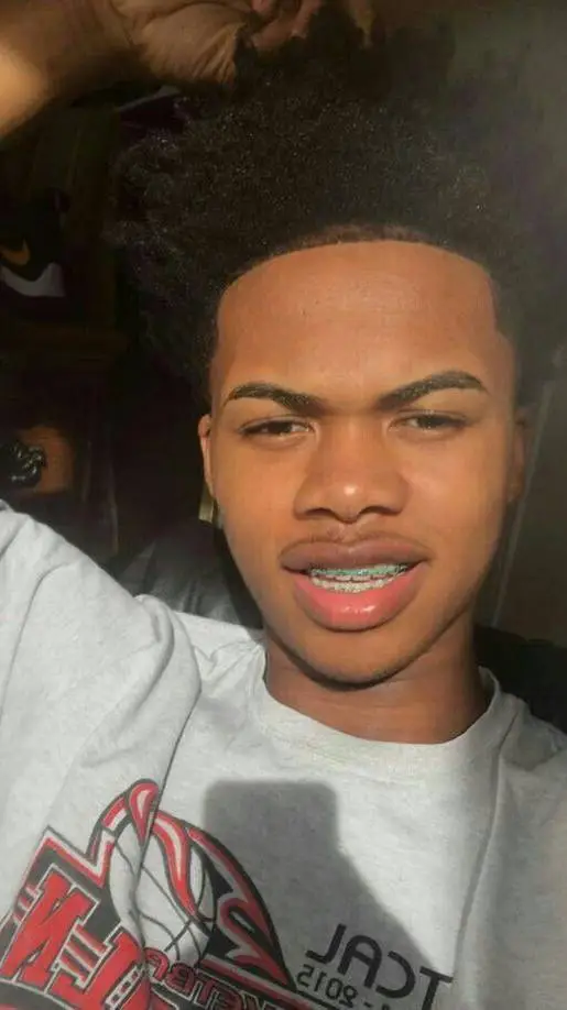 ai character: ._Kash_.💵 background