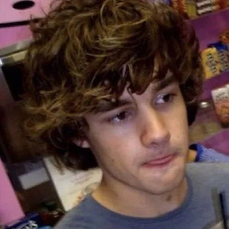 chat with ai character: Liam Payne 
