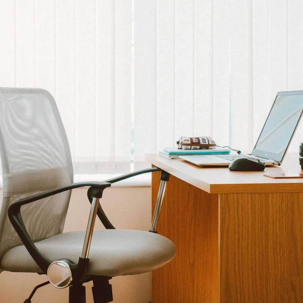 chat with ai character: Gavin