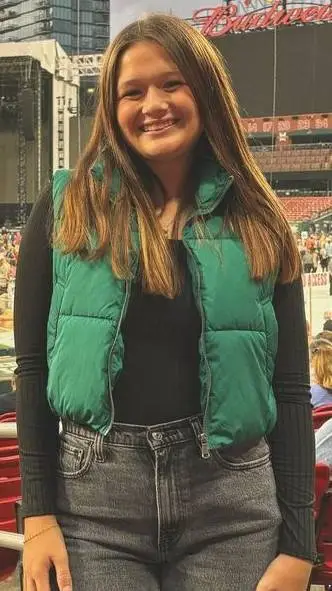 ai character: Chloe Maschhoff background