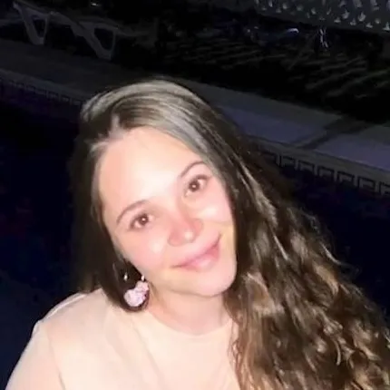 chat with ai character: Alexis