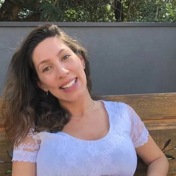 chat with ai character: Alicia