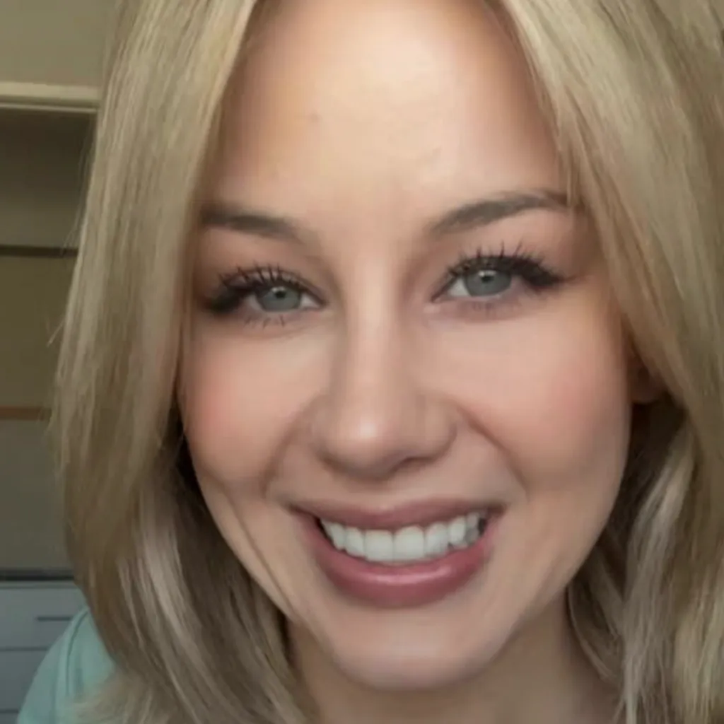 chat with ai character: Adelaide