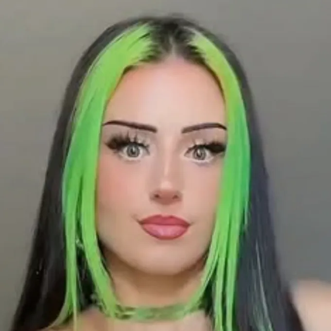 chat with ai character: Daniela