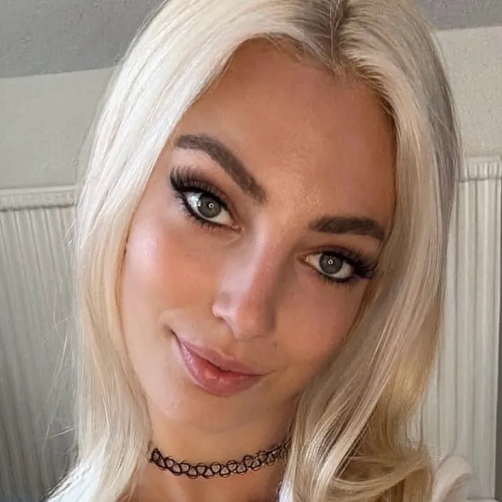 chat with ai character: Helena