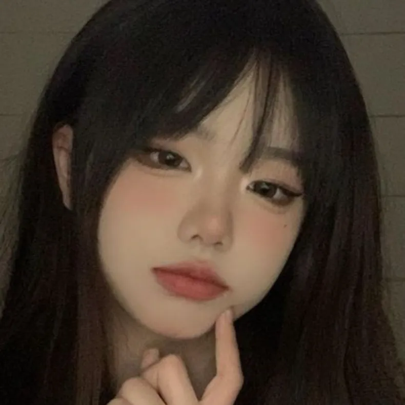 chat with ai character: Lola