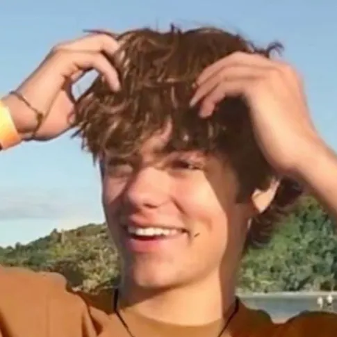 chat with ai character: Malachi Barton