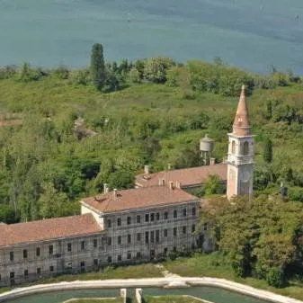 chat with ai character: Poveglia Island