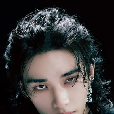 chat with ai character: ☆Hwang Hyunjin♧