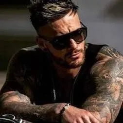 chat with ai character: alex Everett 