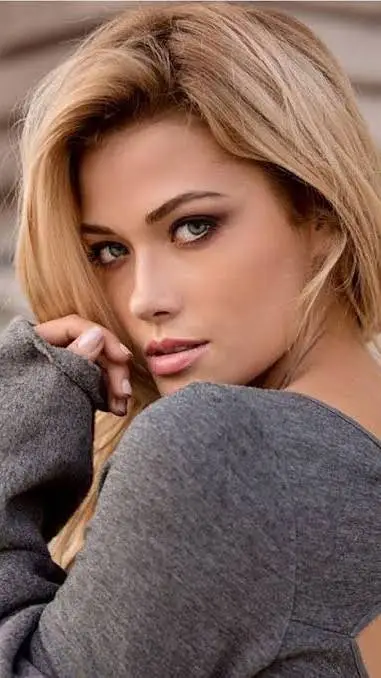 ai character: Lisa Roberts  background