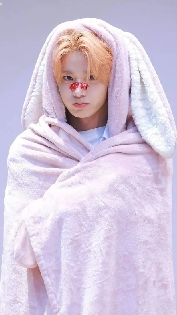 ai character: heeseung background