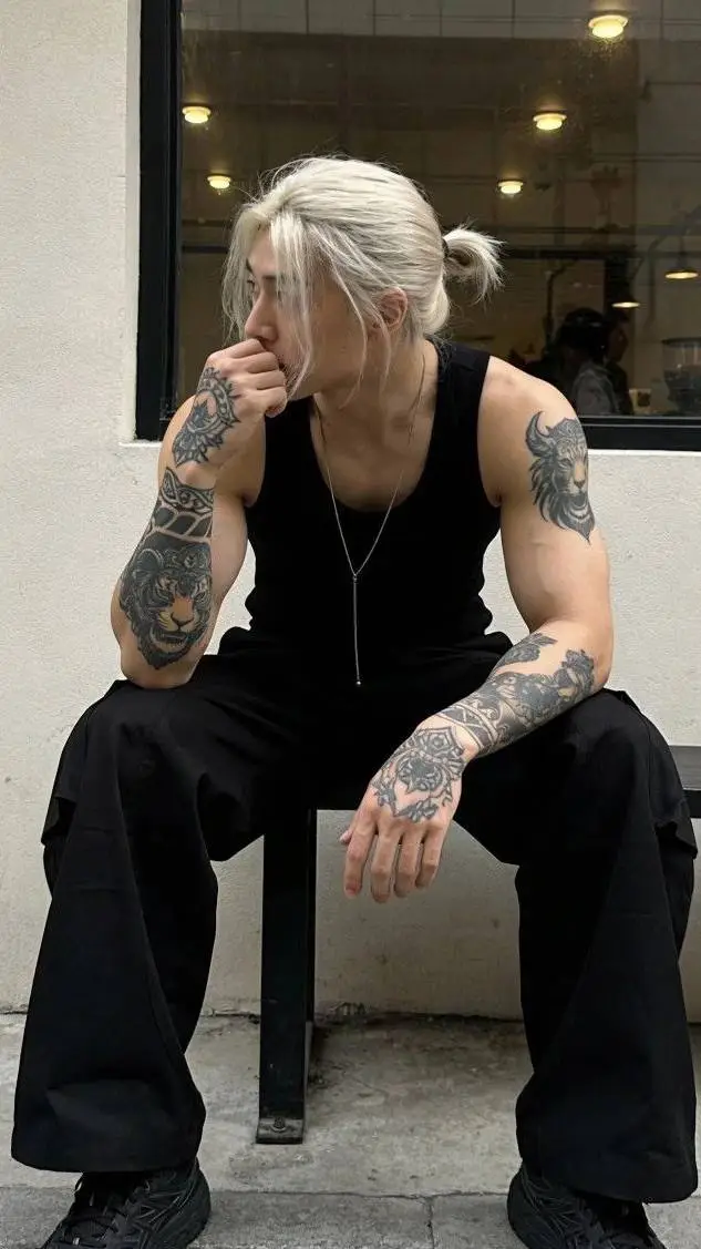 ai character: Carlos  background