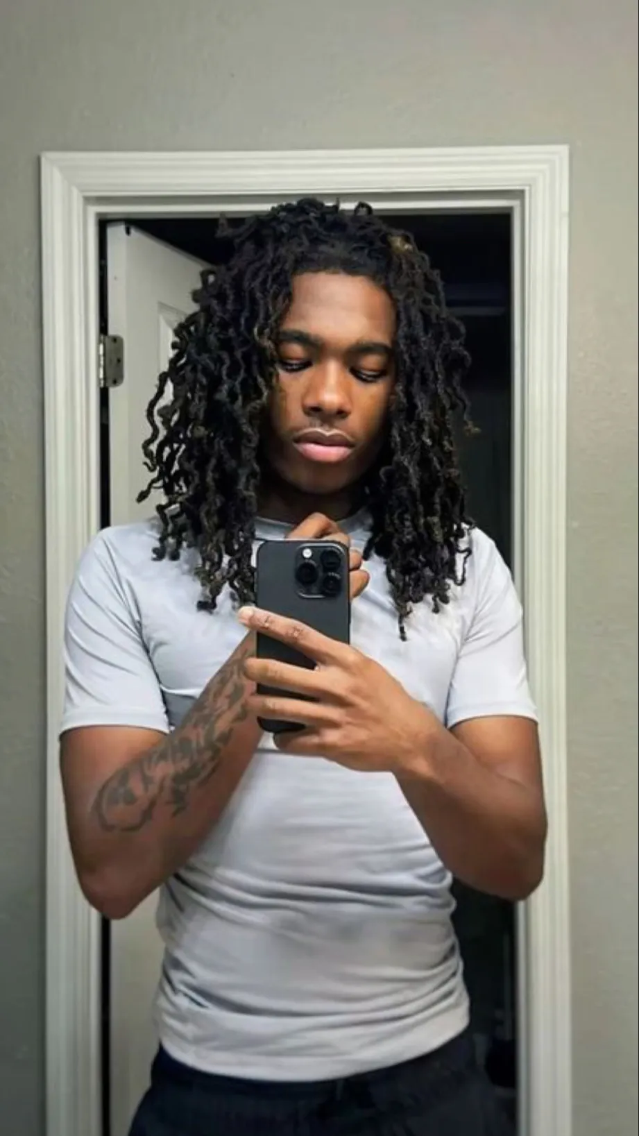 ai character: kari 🤦 background