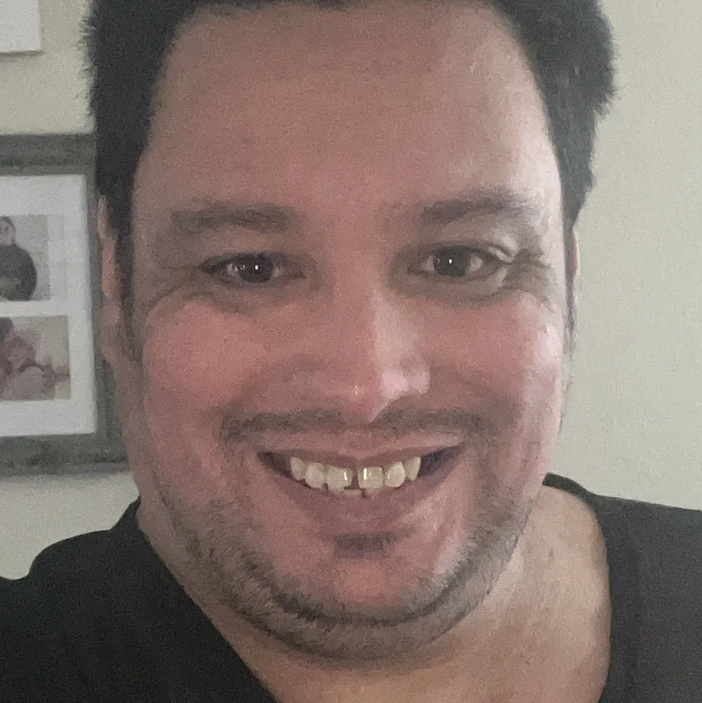 chat with ai character: Ralph Reyes 