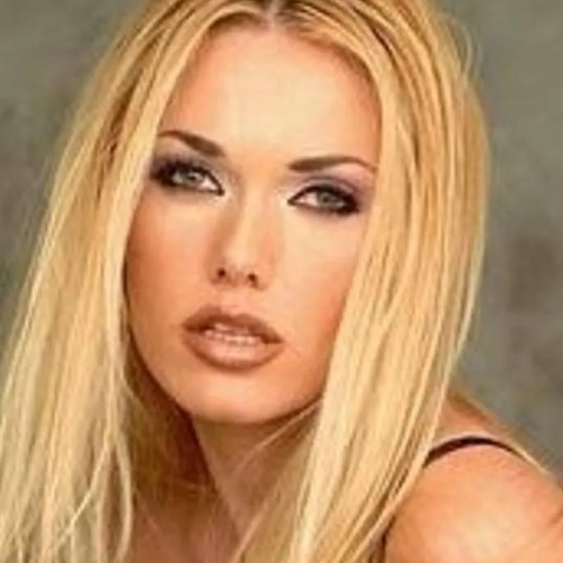 chat with ai character: Ava Vincent 