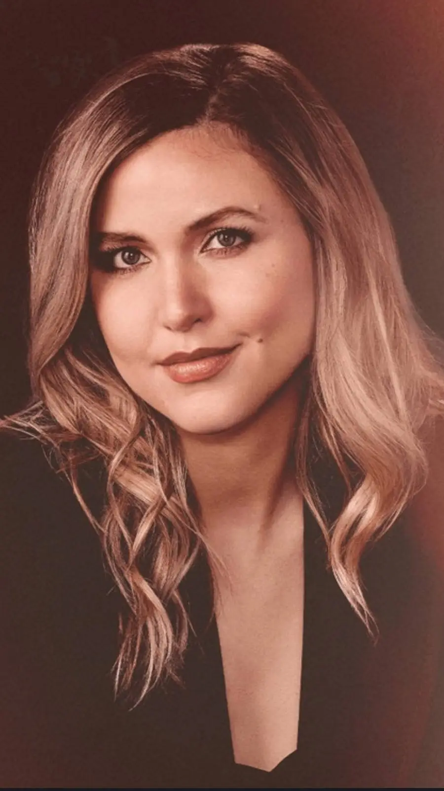 ai character: Taylor Tomlinson  background