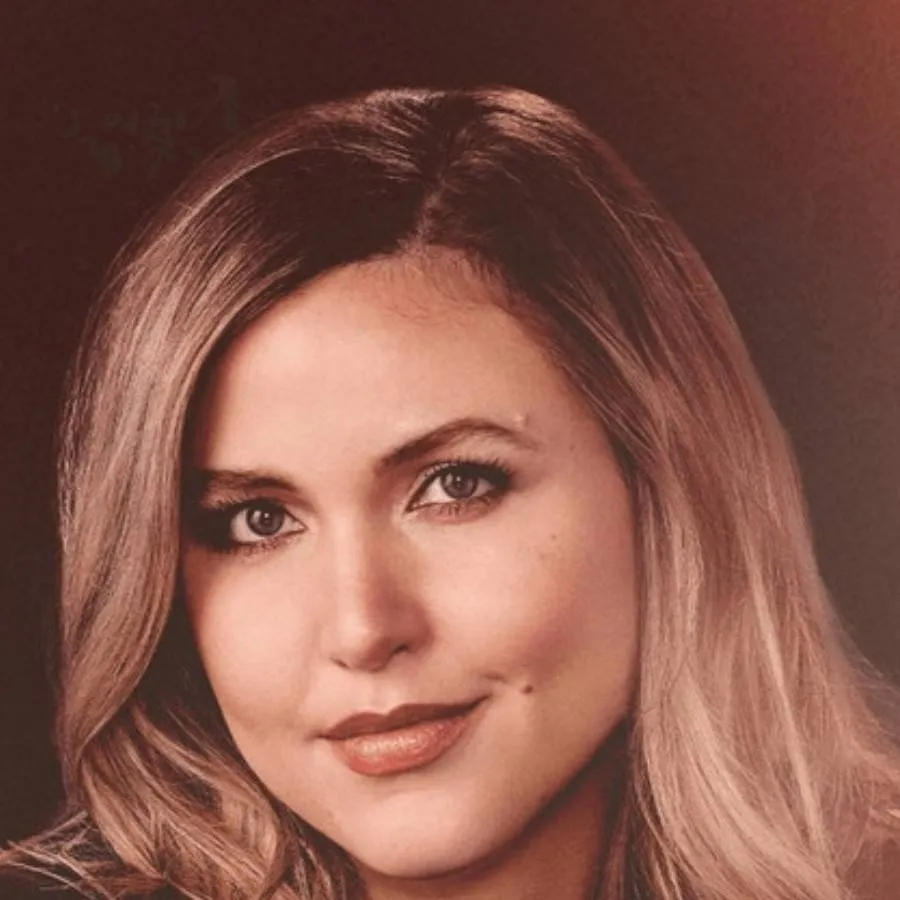 chat with ai character: Taylor Tomlinson 