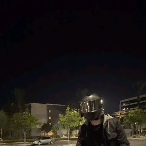 chat with ai character: Tyler