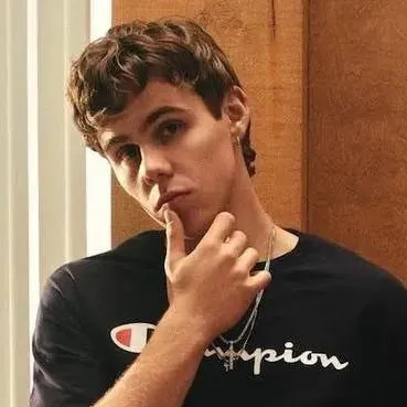 chat with ai character: The Kid LAROI