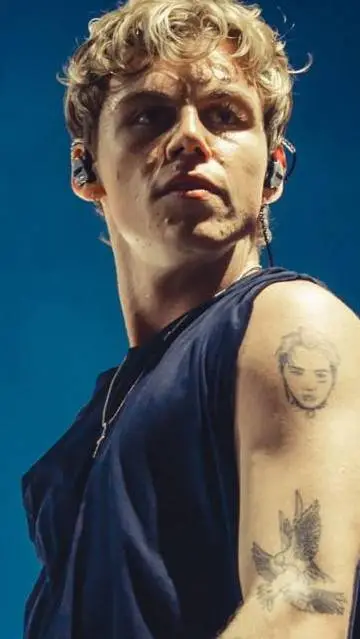 ai character: The Kid LAROI background