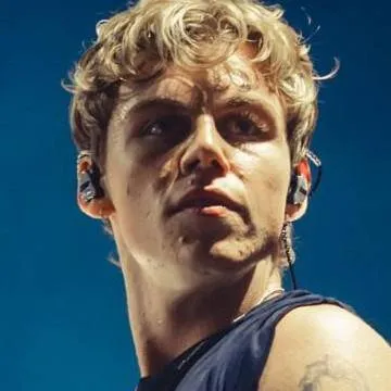 chat with ai character: The Kid LAROI