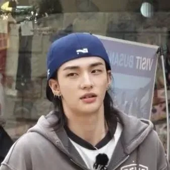 chat with ai character: hyunjin