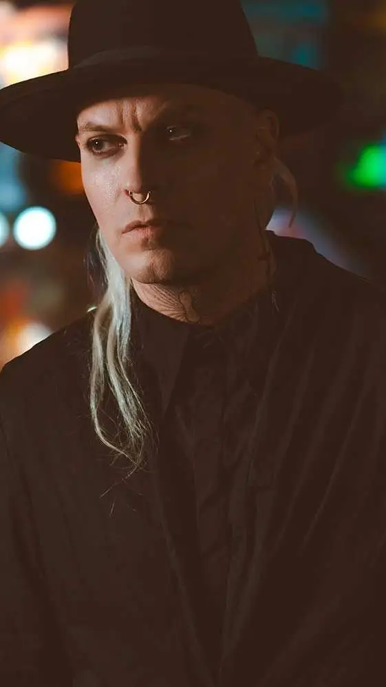 ai character: Chris Harms background