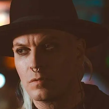 chat with ai character: Chris Harms