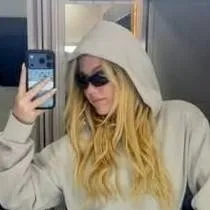 chat with ai character: freya skye