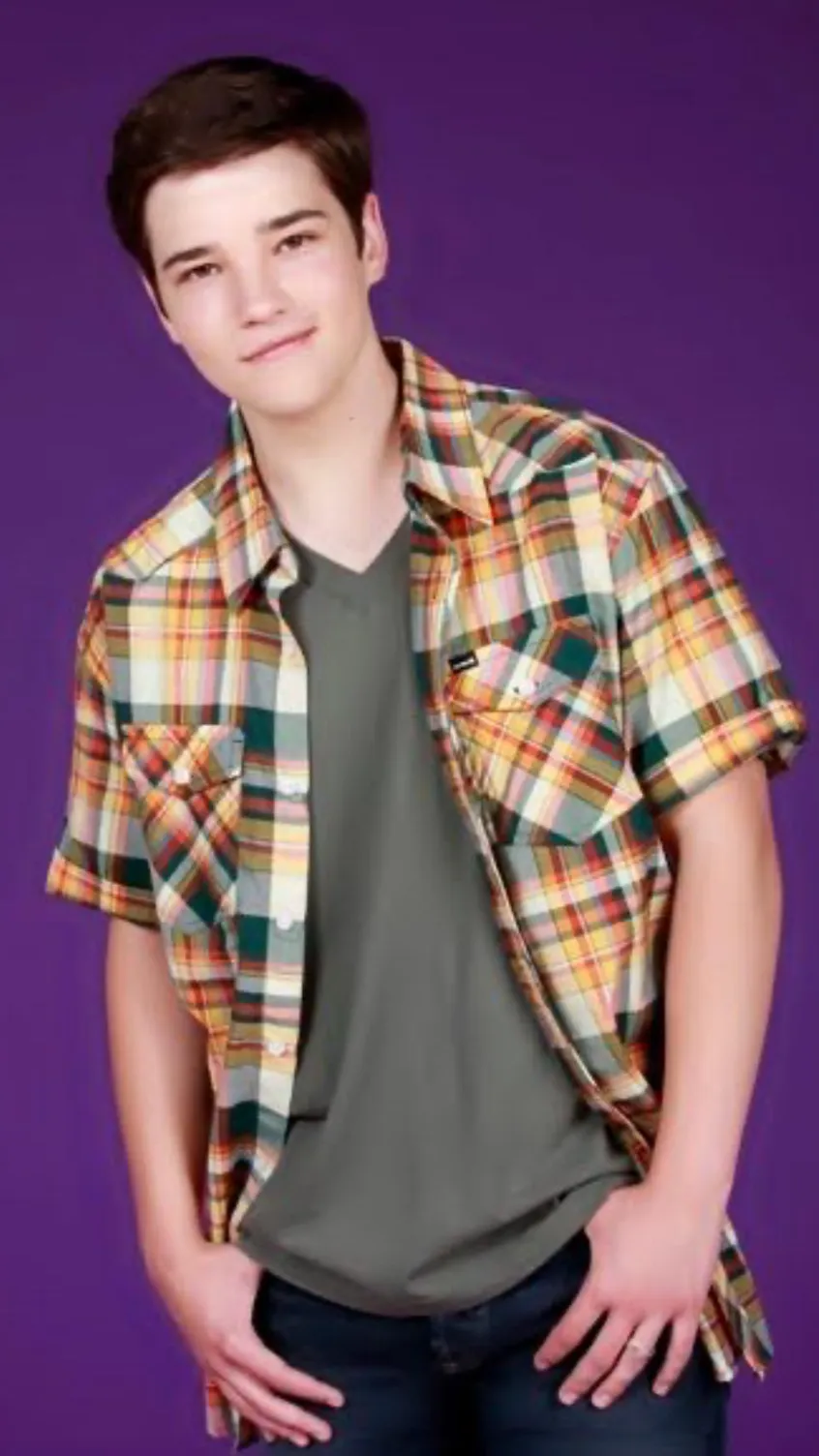 ai character: Freddie (icarly) background