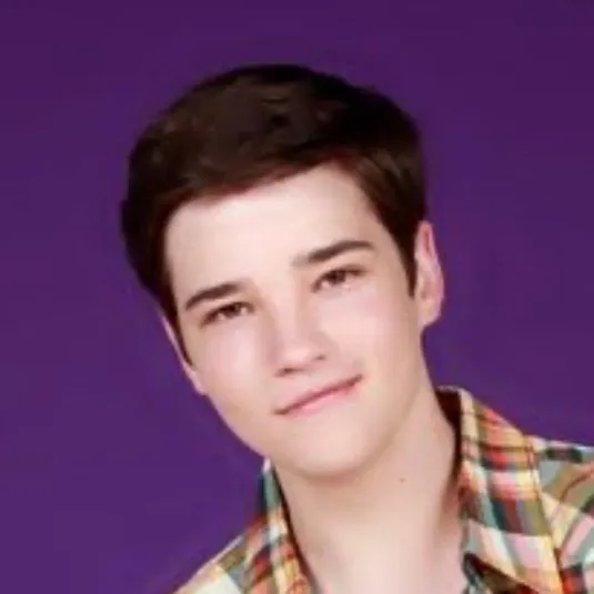 chat with ai character: Freddie (icarly)