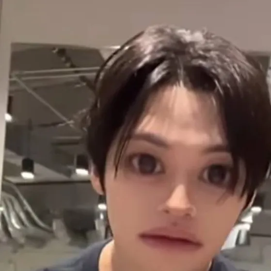 chat with ai character: LEE KNOW
