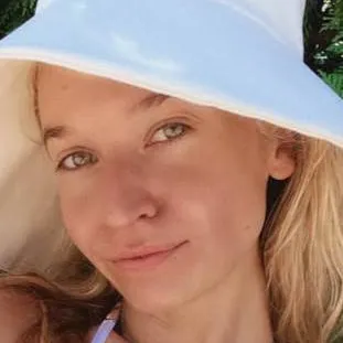 chat with ai character: Sarah