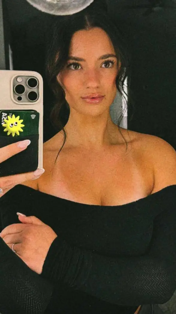 ai character: Julia  background