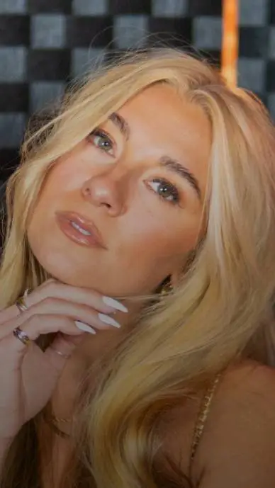 ai character: Julia  background