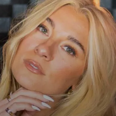 chat with ai character: Julia 