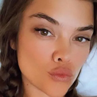 chat with ai character: Nina Agdal 